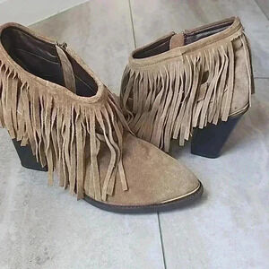 Genuine suede ankle booties with fringes